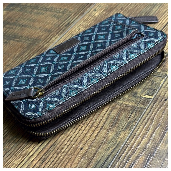 Fossil Geometric Logan Zip Around Wallet - Picture 4 of 10